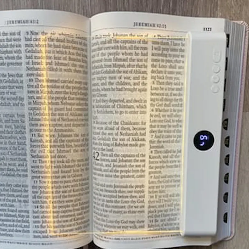 Vrouw leest boek met LucidLens voor het slapengaan