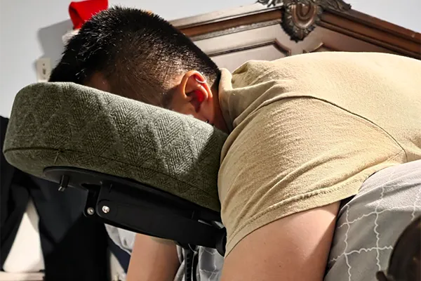 Vrouw die comfortabel op buik ligt met NapaNest borstkussen