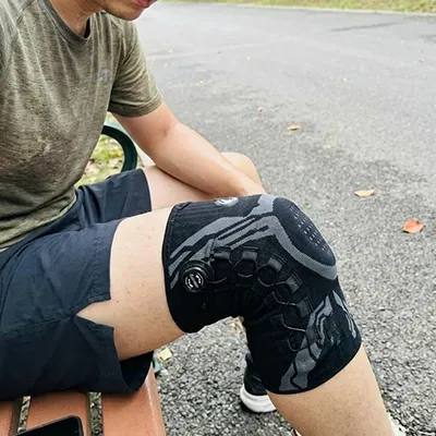 Hardloper met NexusBrace Pro op de knie