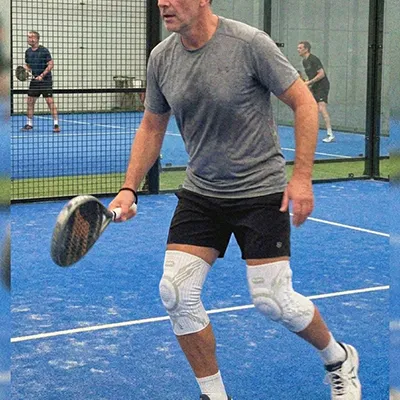 Padelspeler met NexusBrace Pro in actie