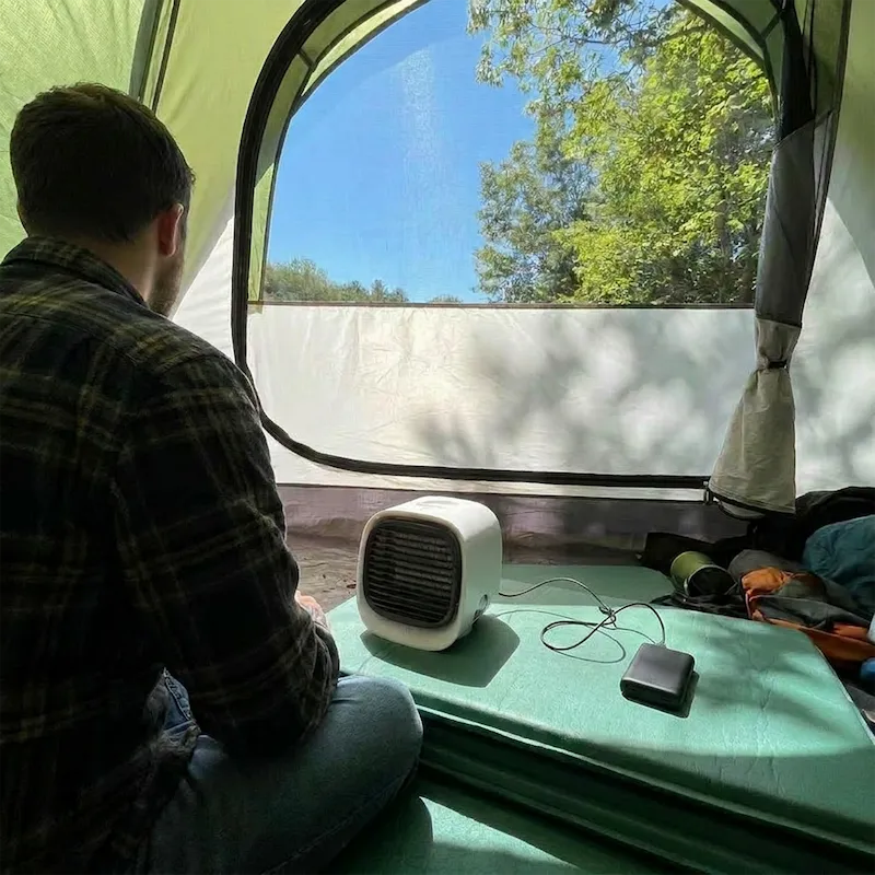 Vrouw met AeroMini 2.0 in de tent op de camping