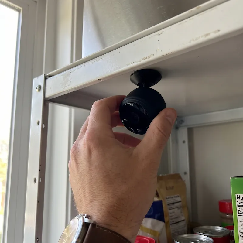 Man plaatst de iPuck magnetisch op een kast