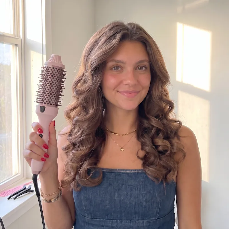 Vrouw met bouncy blow-out dankzij LumiCurl
