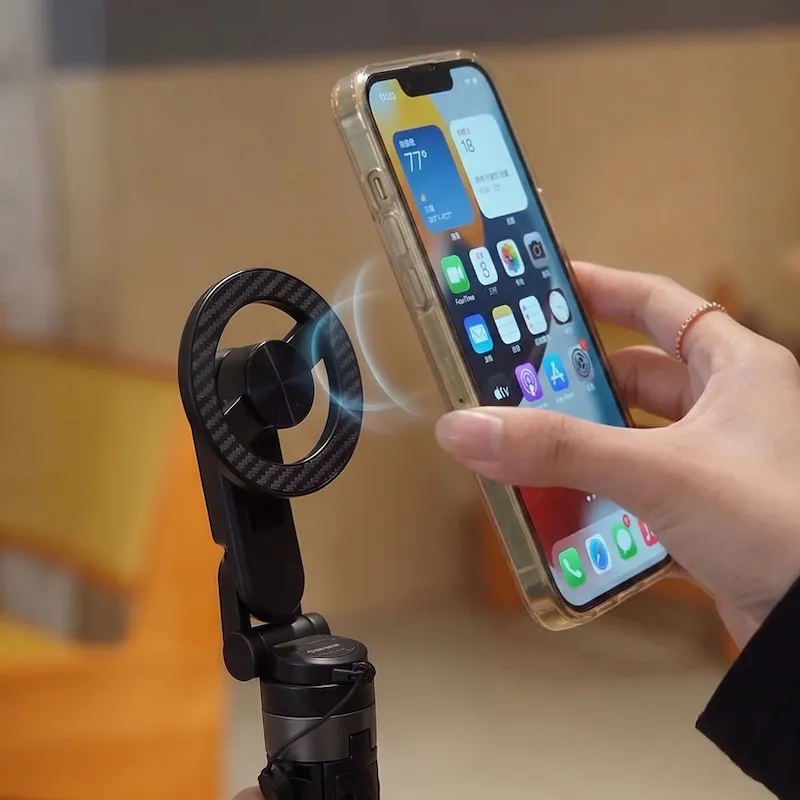 Telefoon klikt magnetisch vast op de MagStick Pro