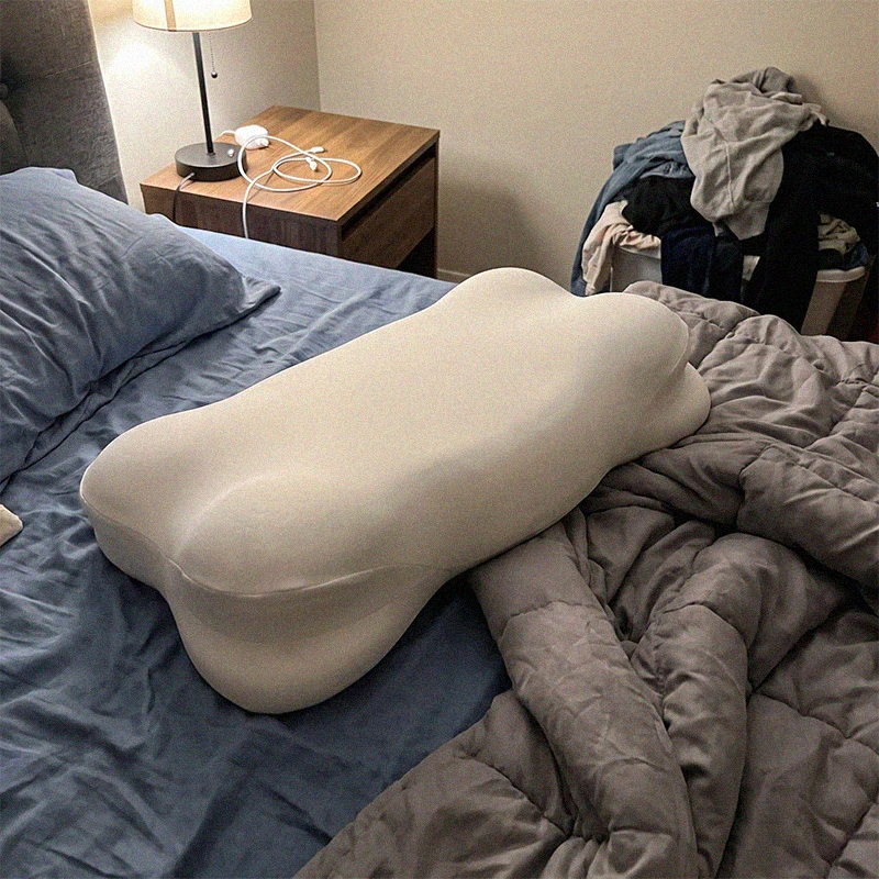 CloudNest kussen met nek-contour op bed