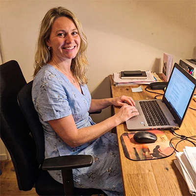 Klant Sandra uit Eindhoven gebruikt PosturaFlex aan haar bureau